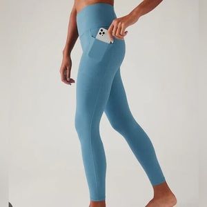 Athleta Salutation Stash 7/8 legging